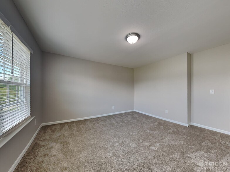 Building Photo - 905 Farnsworth Dr