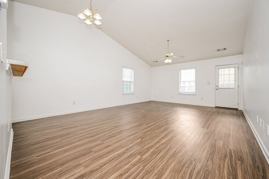 Building Photo - 2167 Red Oak Cir