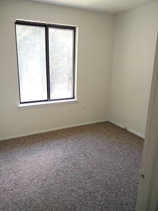 Building Photo - Spacious 3 bedroom house For Rent