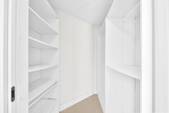 Building Photo - 1300 Brickell Bay Dr