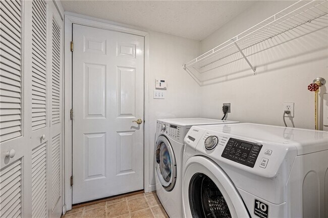 Building Photo - 208 Village Pl