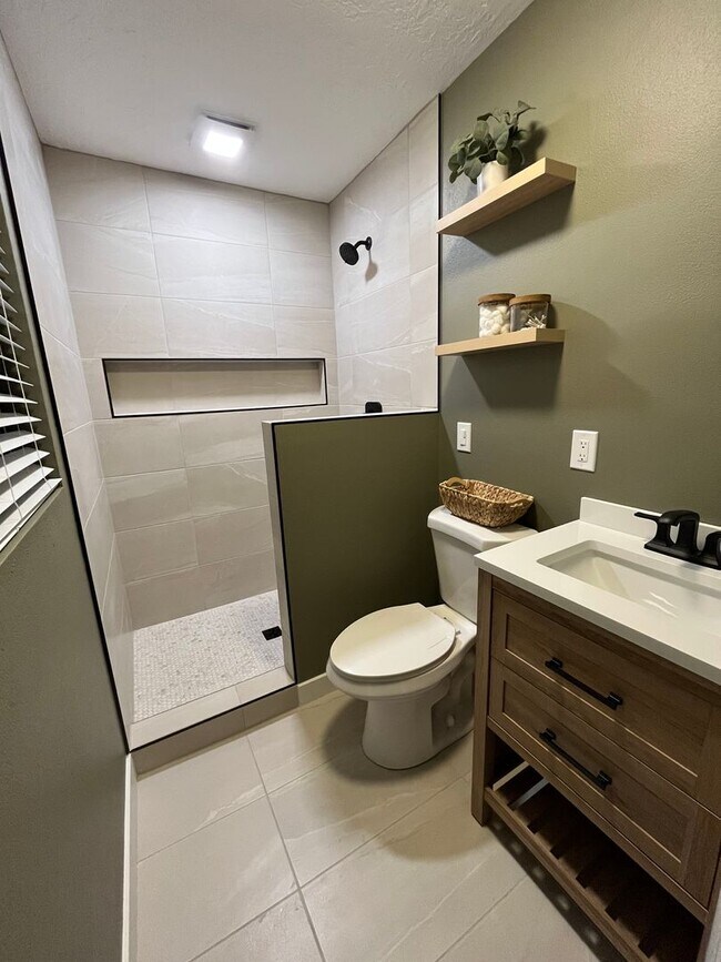 Building Photo - Remodeled Three Bedroom Home in Desirable Bloomington