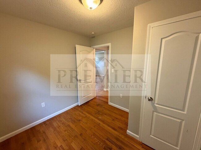 Building Photo - 504 N Westwood Dr