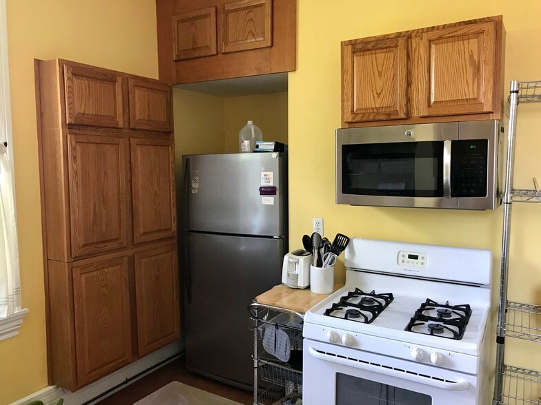 Shared kitchen Dimensions: 11' x 12' Appliances: refrigerator, dishwasher, disposer, gas range, microwave. Equipment: coffee press, blender, toaster, hand mixer, dishes, cups, glasses, silverware, knives, salad spinner, food storage containers, cookware, bakeware, towels, ice trays, etc. Dimensio... - 3284 Dawson Street