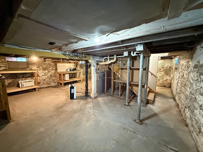 Building Photo - 916 1st St SE