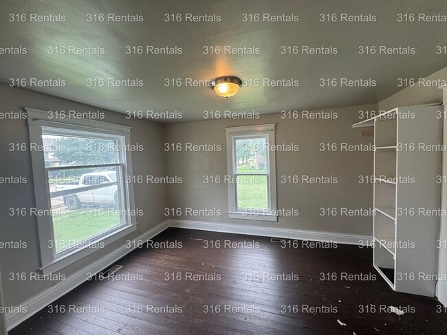 Building Photo - $1045 - 4 bed 1 bath - Single Family Home
