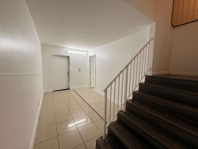 Building Photo - 23 N Valencia Dr