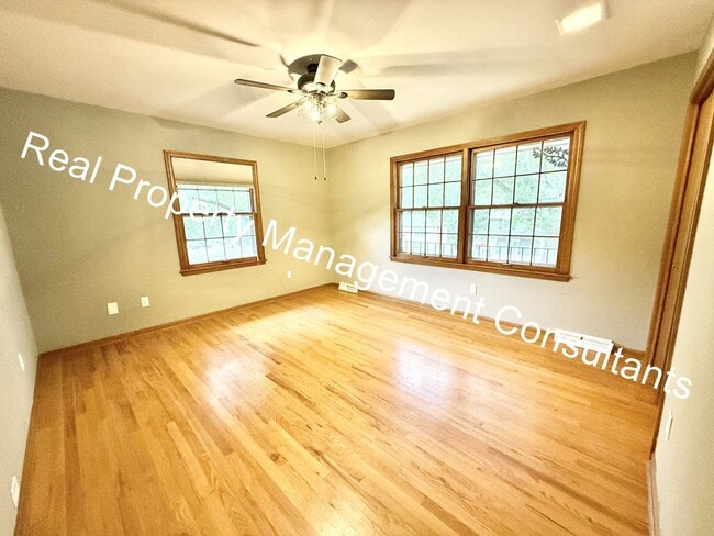 Building Photo - 4 bed | 2.5 bath Home In Shawnee Mission S...
