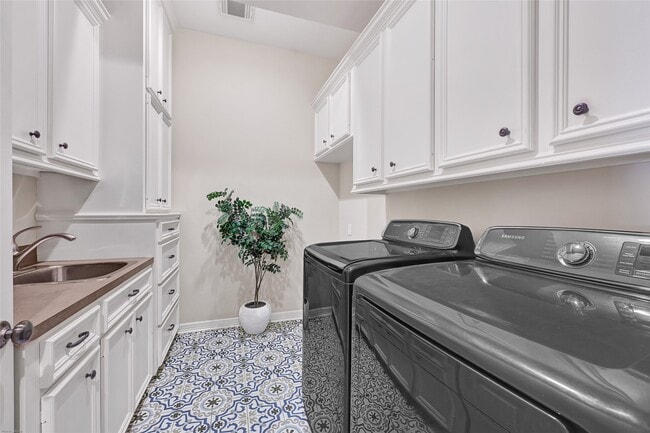 Building Photo - 15222 Hilltop View Dr