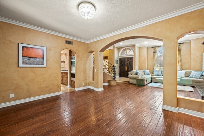 Building Photo - Elegant 5BR Furnished Estate with Pool & G...