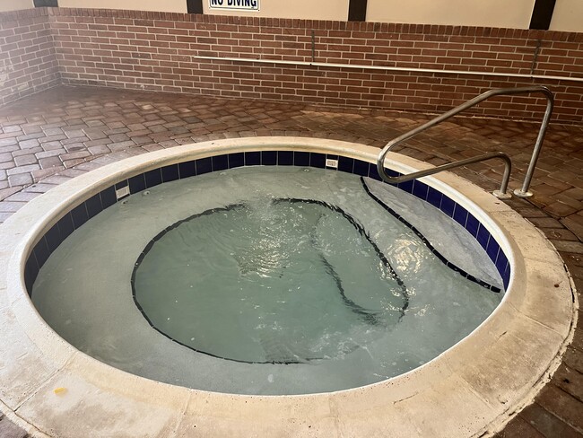 Building Photo - 3720 Inverrary Dr