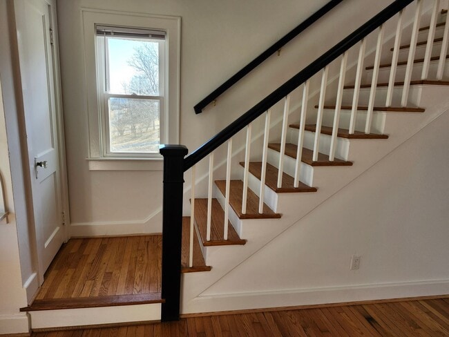 Building Photo - Large, Remodeled Single Family 4 BR House in Staunton