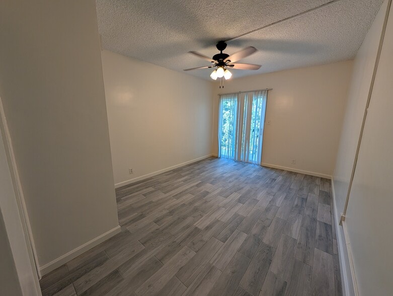 master bedroom - 11752 Coldbrook Ave