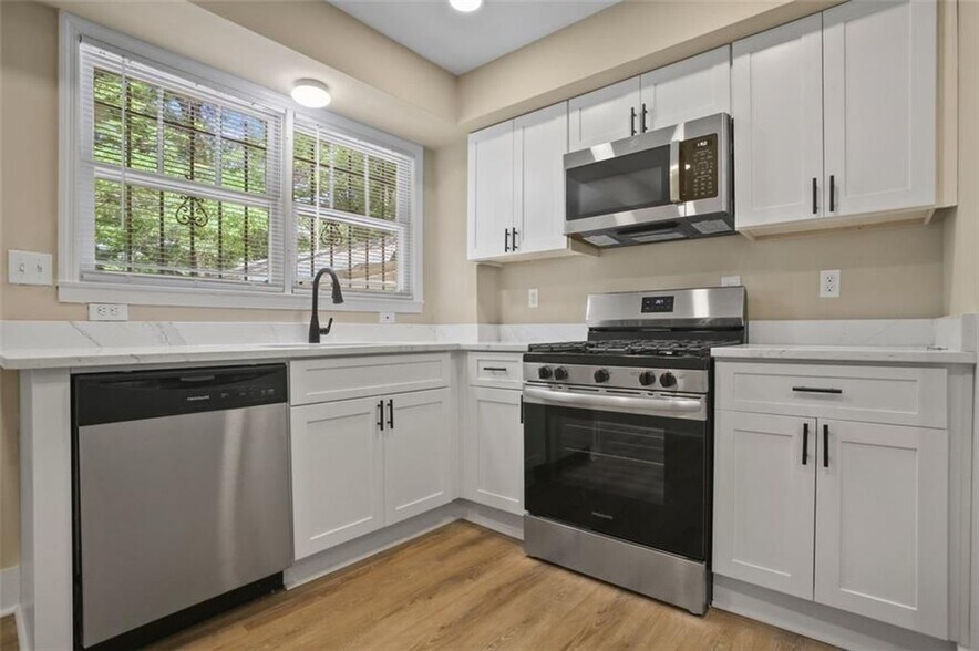 Primary Photo - 556 Holly St NW