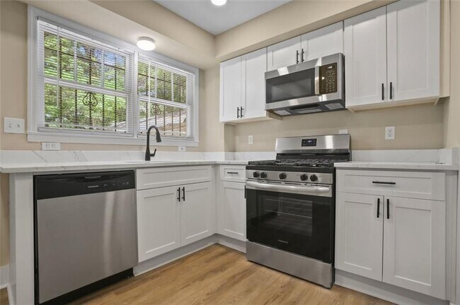 Primary Photo - 556 Holly St NW