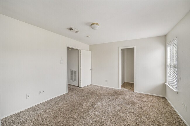 Building Photo - 10007 Emerald Creek Dr