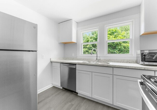 Building Photo - 901 Skyland St
