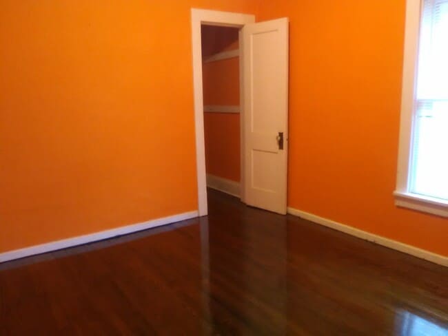 Building Photo - LARGE HOME IN MILLER!
