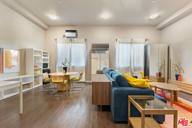 Building Photo - 630 W 28th St