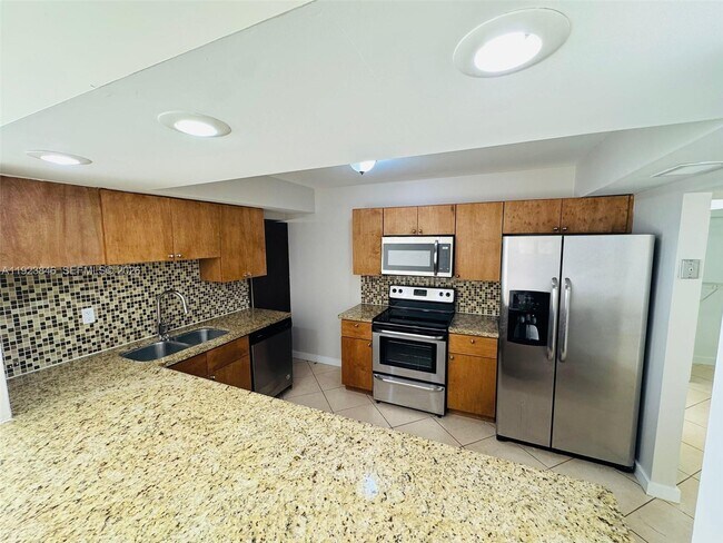 Building Photo - 800 Parkview Dr