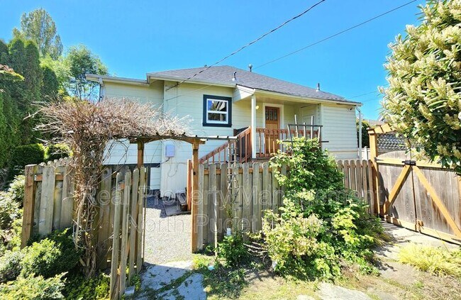 Building Photo - 2115 Oakes Ave