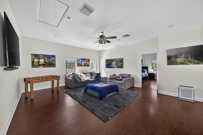 Building Photo - 2211 NE 43rd St