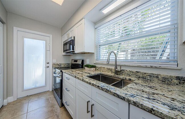 Building Photo - 2186 Edythe Dr