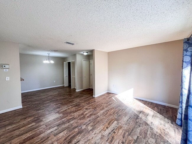 Building Photo - Windsor Park #1118 - On several bus routes to UF