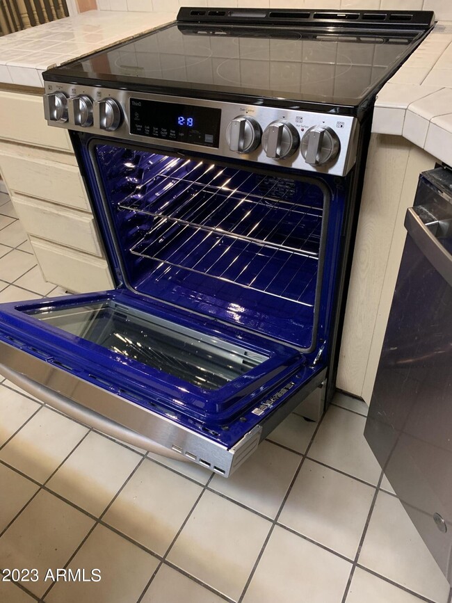 Building Photo - 6283 W Lone Cactus Dr