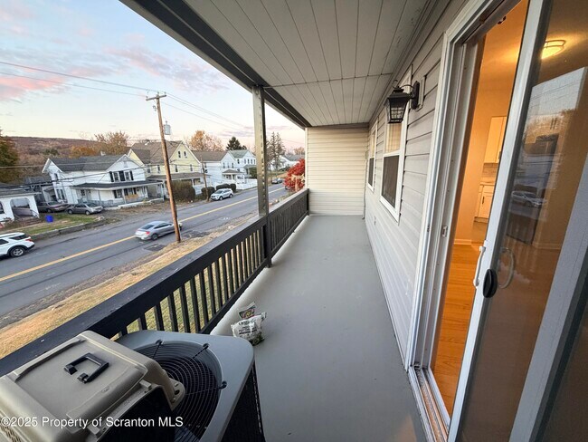 Building Photo - 802 Main St