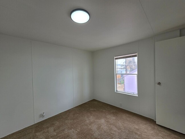 Building Photo - Newly refurbished 2 bedroom 1 Bath fully fenced manufactured home in Central Bullhead City.