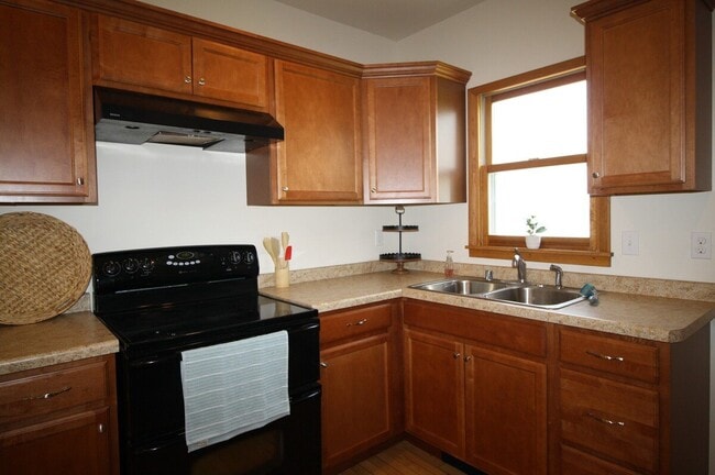 Building Photo - Furnished Two Bedroom House