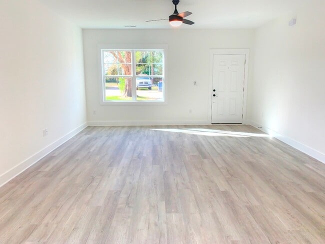 Building Photo - 811 Martin St