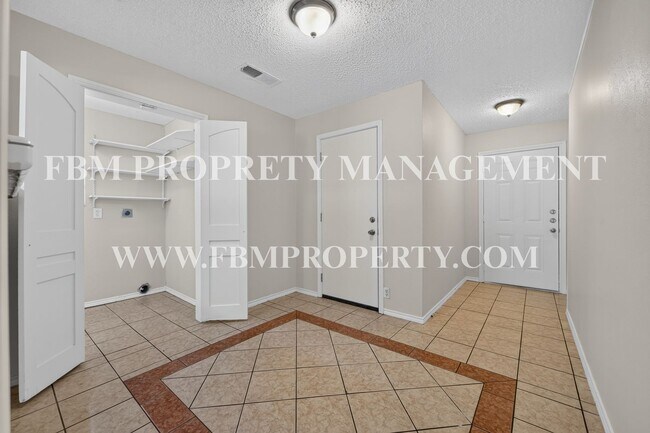 Building Photo - 2358 Norwood Dr