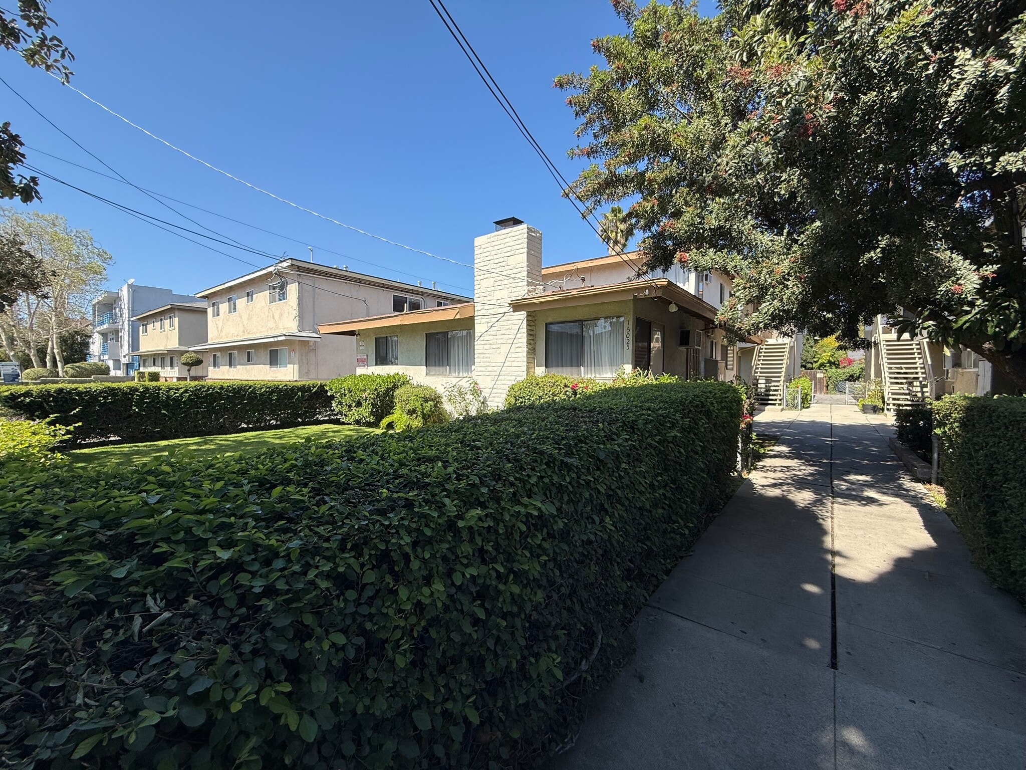 Building Photo - 15025 Burbank Blvd
