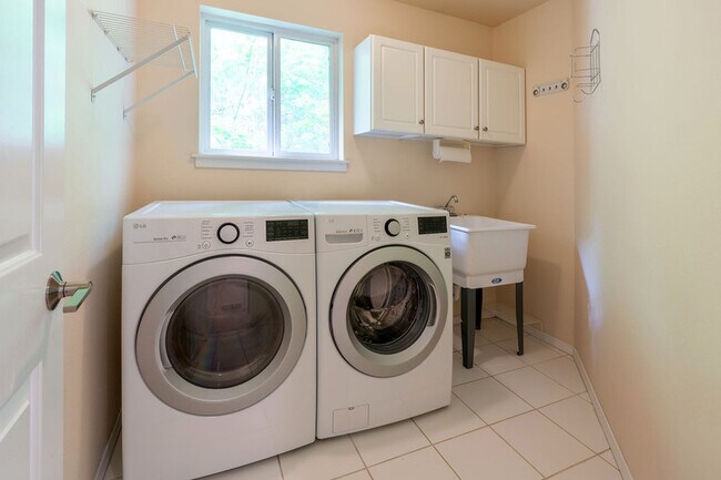 Building Photo - 1919 Fairmount Ave SW