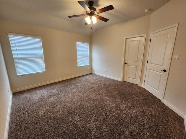 Building Photo - 1 MONTH FREE RENT/ 3/2.5/1.5 Fourplex Clos...