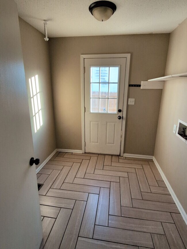 Building Photo - 1319 Chucker Dr