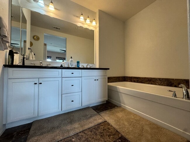 Building Photo - Spacious 2-Bedroom, 2-Bath Modern Home Loc...