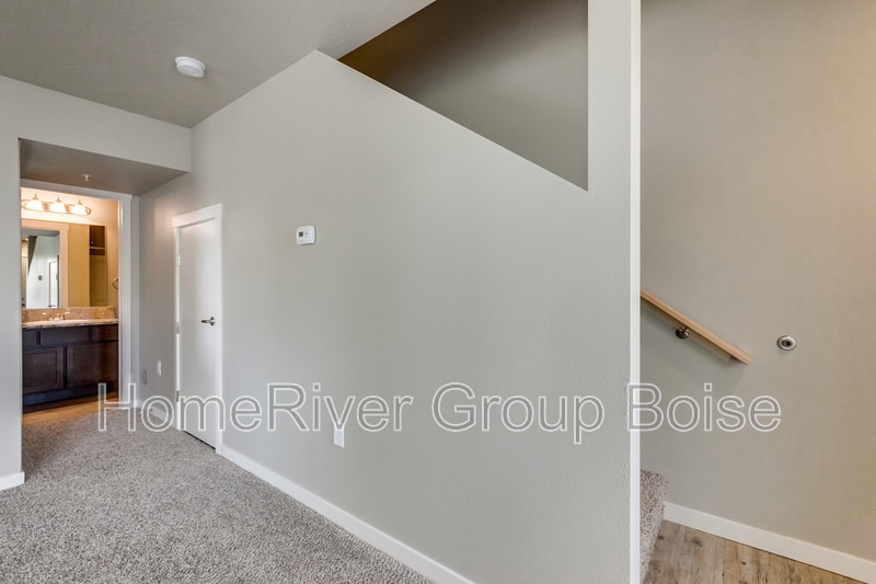 Building Photo - 933 E Travel Ln