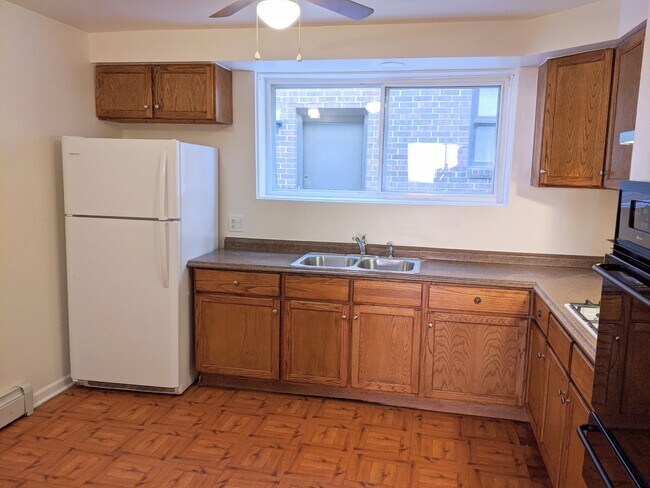 Kitchen - 922 Hinman Ave
