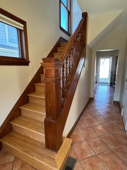 Original trim details throughout - 82 Olentangy St