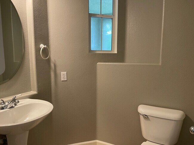 Building Photo - Beautiful 4 Bdrm, 2.5 Ba, Two story 1,912 ...