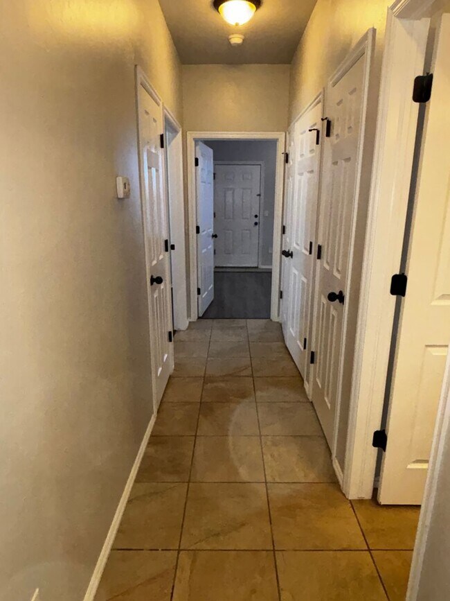 Building Photo - 3BR 2BA duplex with 2 car garage in Yukon!!