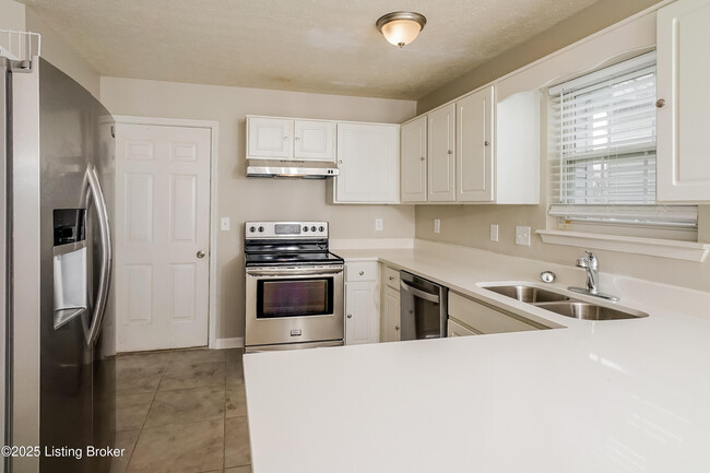 Building Photo - 6526 Bridle View Cir