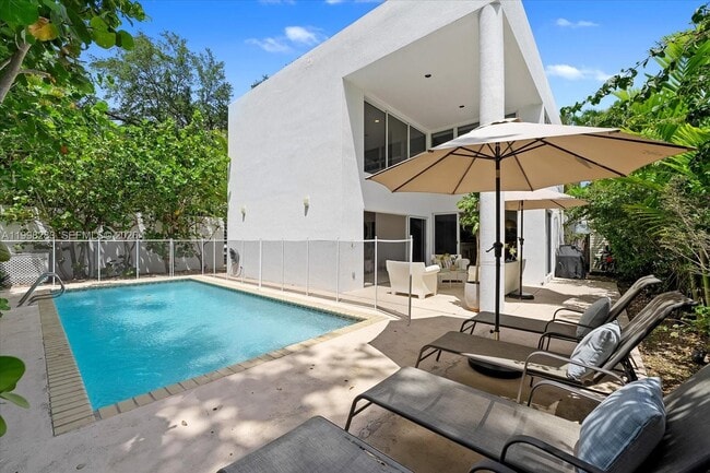 Building Photo - 2721 SW 22nd Ave