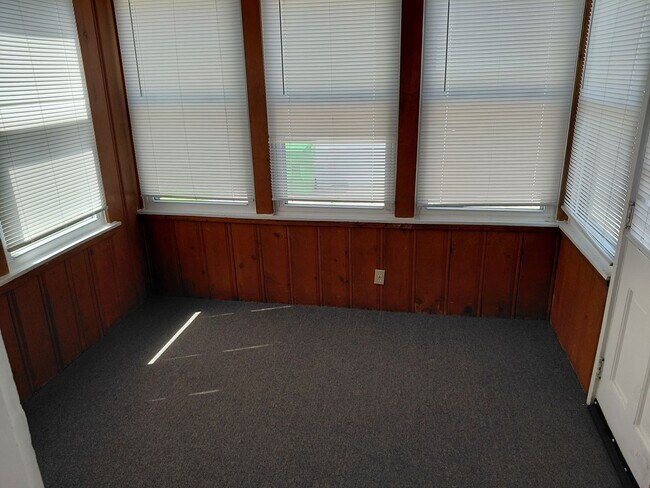 Building Photo - 4 bedroom, 2 full bath bungalow near Cedar and Warrensville