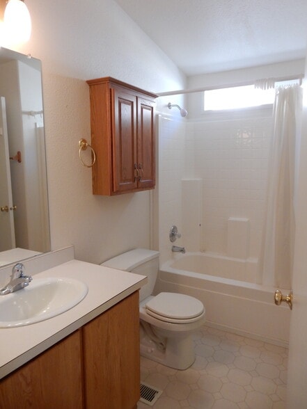 Building Photo - 2121 Springwater Avenue