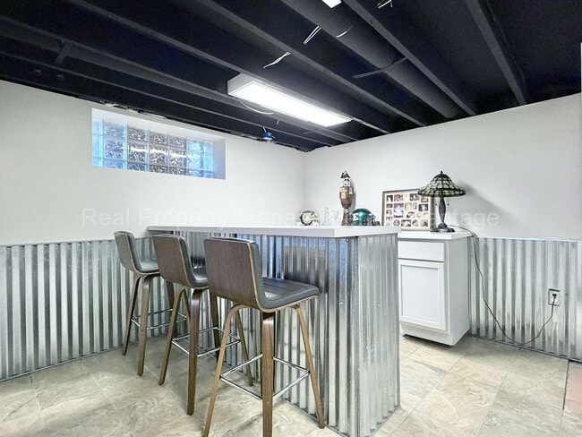 Building Photo - 3 Bed/2.5 Bath - Cape Cod Charm with Modern Comforts Throughout