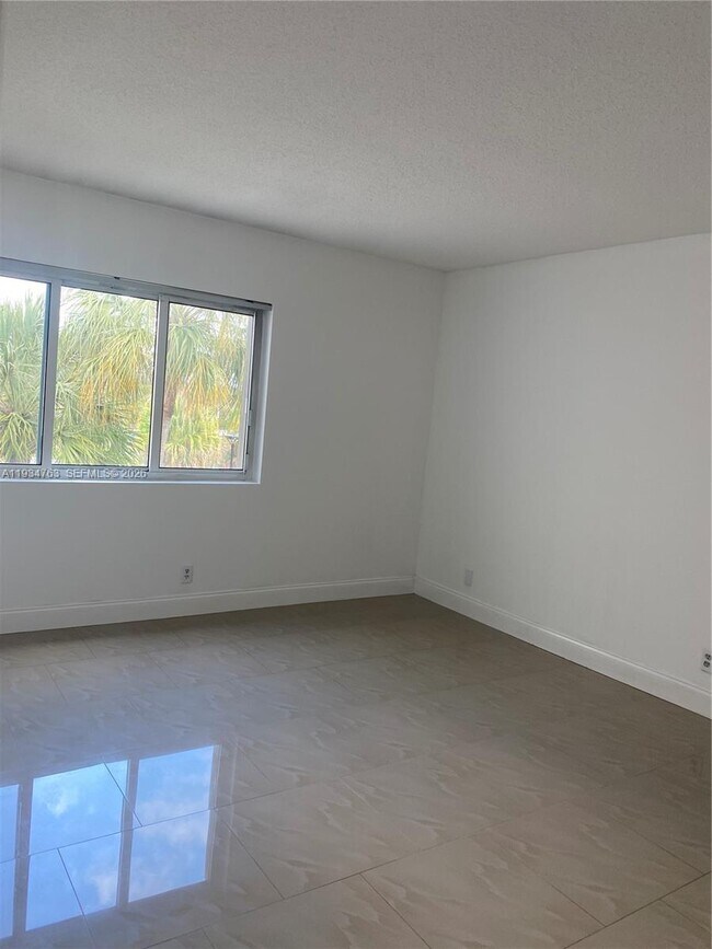 Building Photo - 120 Lakeview Dr